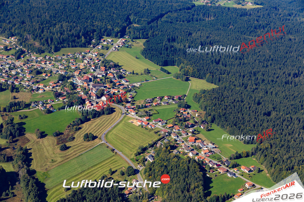 Die Luftaufnahme Klingenbrunn - Spiegelau wurde 2021 mittels Flugzeug (keine Drohne) erstellt. Hohe Auflösung -für große Poster und Wandbilder geeignet!