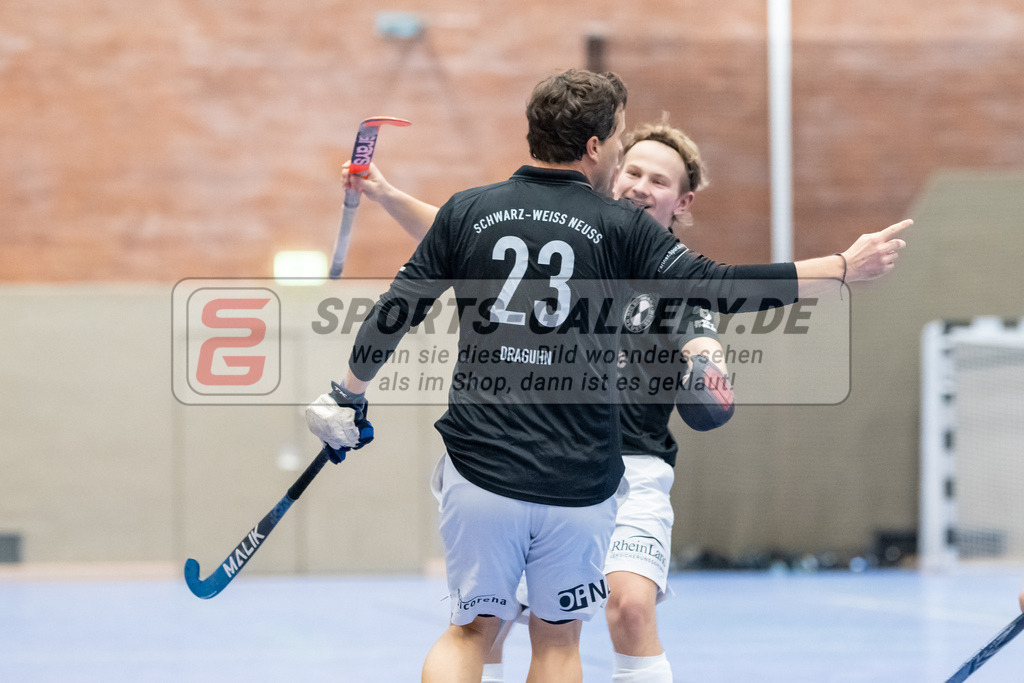 SFE_20231217_0018 | Neuss, Deutschland, 17.12.2023: Sebastian Draguhn (SW Neuss) jubelt waehrend des Spiels der Halle 1. Bundesliga Herren zwischen SW Neuss vs Uhlenhorst Mülheim im Stadionhalle (SW Neuss) am 17.12.2023 in Neuss, Deutschland. (Foto von Stephan Fehrmann)

Neuss, Germany, 17.12.2023: Sebastian Draguhn (SW Neuss) celebrates during the game of Halle 1. Bundesliga Herren between SW Neuss vs Uhlenhorst Mülheim in Stadionhalle (SW Neuss) at 17.12.2023 in Neuss, Deutschland. (Foto von Stephan Fehrmann)