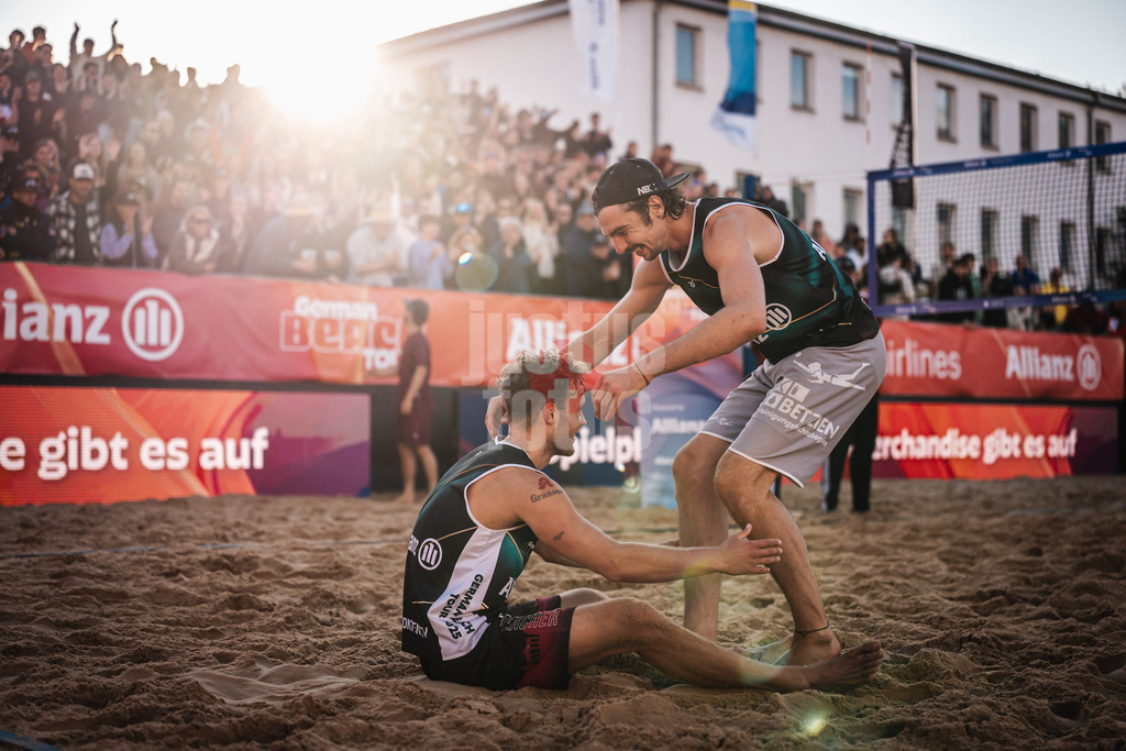 Beachvolleyball | Männer | Allianz German Beach Tour 2025 | Tourstop Berlin | 23.08.2025 | v.l. Eric Stadie-Seeber und Jannik Kühlborn jubeln nach dem Sieg