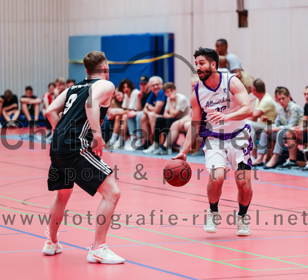 2022-05-15_005_SpVgg_Altenerding_gegen_TSV_Muenchen-Forstenried | Erding, Deutschland, 15.05.2022:
Basketball, Bezirksliga 2021 / 2022, Play-Offs, SpVgg Altenerding gegen TSV München-Forstenried, Endergebnis: 55:57

Jonathan David Schmidt (TSV München-Forstenried, #9), Abdul Azim Amani (SpVgg Altenerding, #10)

Foto: Christian Riedel / fotografie-riedel.net