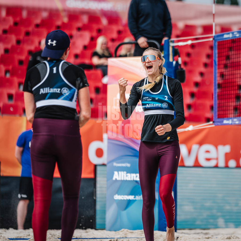 Beachvolleyball | Frauen | German Beach Tour 2024 | Tourstop Bremen | 07.06.2024 | Nele Barber (rechts) jubelt in Richtung Melanie Gernert (links)