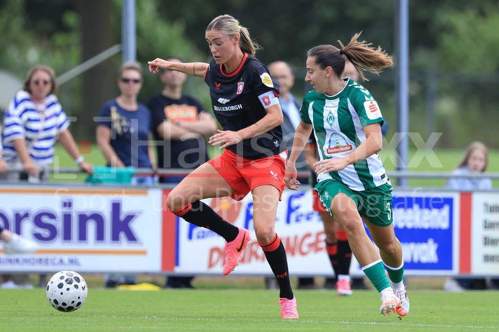 Fussball, Testspiel Frauen, FC Twente Enschede - SV Werder Bremen | v.li.: Jill Roord (FC Twente Enschede, 10) und Wiktoria Zieniewicz (SV Werder Bremen, 3) im Zweikampf, Duell, Dynamik, Aktion, Action, Spielszene