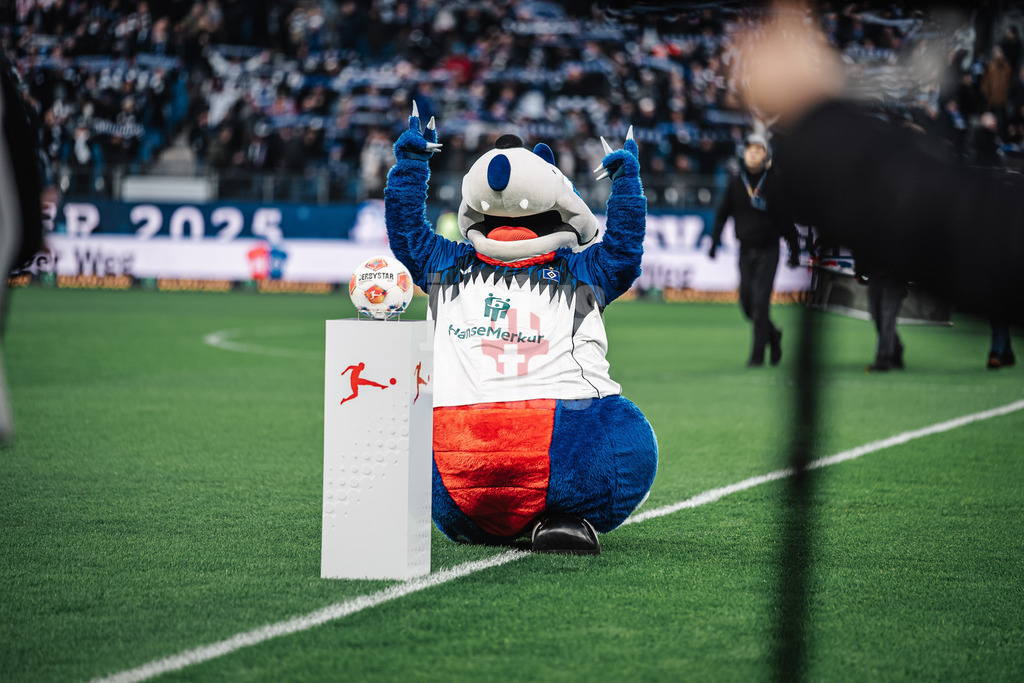 Fußball | Männer | Saison 2025/2026 | 1. Fußball-Bundesliga | 12. Spieltag | Hamburger SV vs. VfB Stuttgart | 30.11.2025 | Dino Hermann Maskottchen des HSV mit einem Gebet auf dem Knien vor dem Spiel