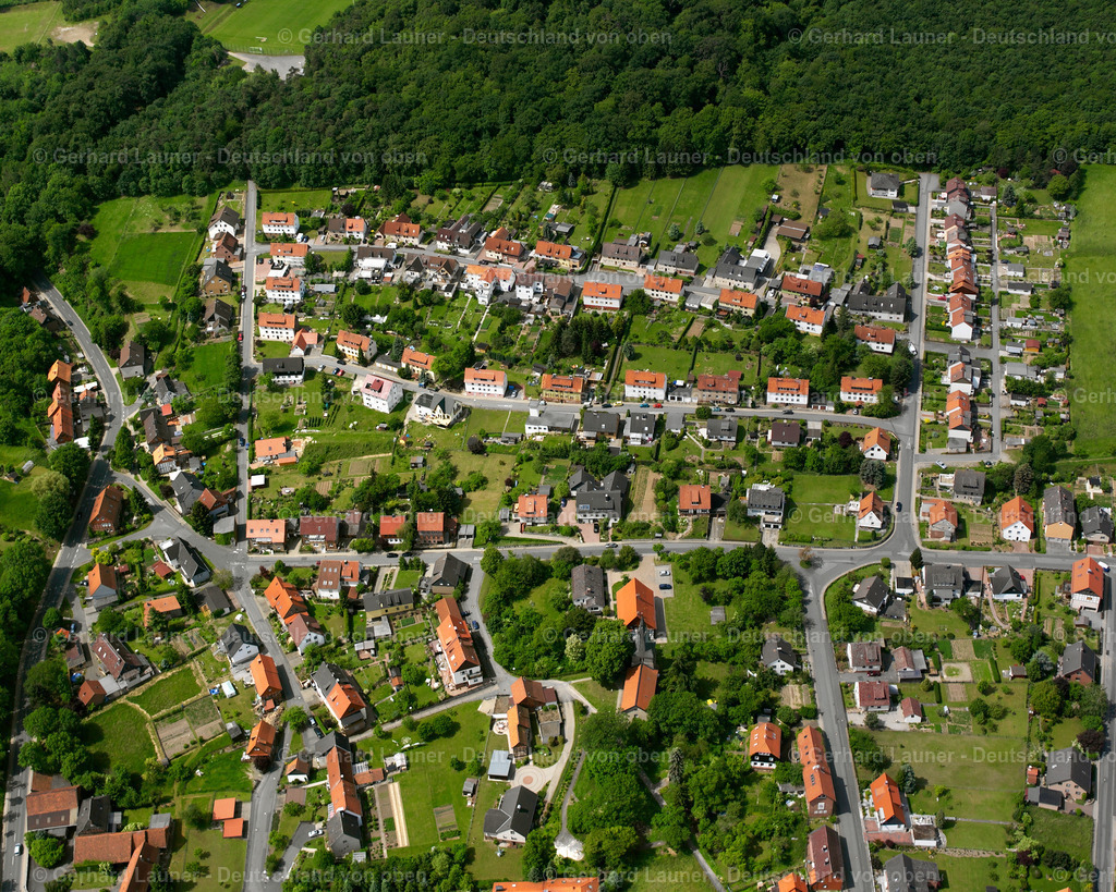 2638107 | GROß DöHREN 09.06.2006 Von Wald und Forstgebieten umgebener Ortskern der Straßen und Häuser und Wohngebiete in Groß Döhren im Bundesland Niedersachsen, Deutschland // Surrounded by forest and forest areas center of the streets and houses and residential areas in Groß Döhren in the state Lower Saxony, Germany Foto: Gerhard Launer
