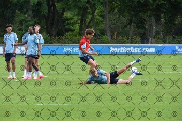 RGE_0157 | Hertha BSC, 2.Bundesliga, Herren, Fußball, Training auf dem Schenckendorffplatz, Dienstag 18.08. 2026, Saison 2026/27,  im Bild von li.  Soufian Gouram ( Hertha BSC ), Marton Dardai ( Hertha BSC ),  Fotograf: Ralf Gebhardt - Realisiert mit Pictrs.com