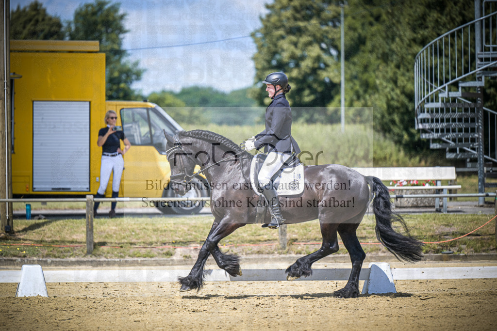 DOS_4567 | Entdecke hochwertige Reitturnierfotos von Foto Oger. Professionell, emotional und authentisch – jetzt Lieblingsmomente im Shop bestellen.Deutschlandweite Turnierfotografie. - Realisiert mit Pictrs.com