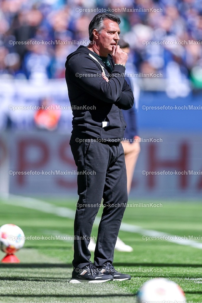 S0419042601007 | 19.04.2026, Fußball, FC Schalke 04 - SC Preußen Münster, 30. Spieltag, 2. Fußball Bundesliga, Veltins-Arena Gelsenkirchen, Saison 2025 2026: Cheftrainer Alois Schwartz (Preussen Muenster) gestikulierend am Spielfeldrand   DFB regulations prohibit any use of photographs as image sequences and or quasi-video.