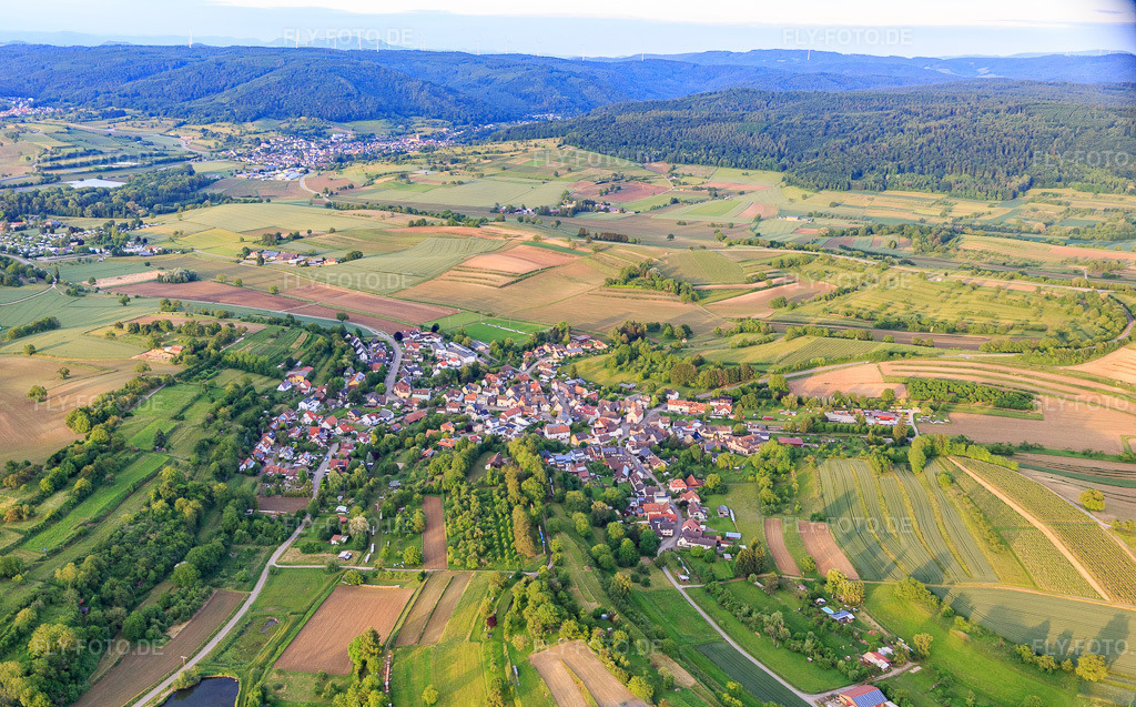Luftbild: Dorfansicht von Westen im Ortsteil Ettenheimweiler in Ettenheim im Bundesland Baden-Württemberg in Deutschland. Foto: IMG_147478.jpg vom 29.05.2025 durch Werner Riehm/FLY-FOTO.de