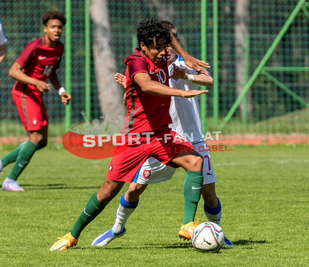Portugal  U15 -Czech Republic U15 | RAFAEL MELO (Portugal #16) JOÃO SIMÕES (Portugal #10) SIMON WOLFL (Czech Republic #7) ; Portugal  U15 -Czech Republic U15 am 29.04.2022 in Arnoldstein
(Sportplatz), AUSTRIA, (Photo by Ernst Krawagner sport-fan.at) - Realisiert mit Pictrs.com