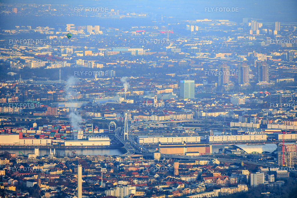 Mannheim jenseits der Kurt-Schuhmacher-Brücke aus Westen | Luftbild: Mannheim jenseits der Kurt-Schuhmacher-Brücke aus Westen im Ortsteil Innenstadt in Mannheim im Bundesland Baden-Württemberg in Deutschland. Foto: IMG_151996.jpg vom 12.12.2025 durch Werner Riehm/FLY-FOTO.de - Realisiert mit Pictrs.com