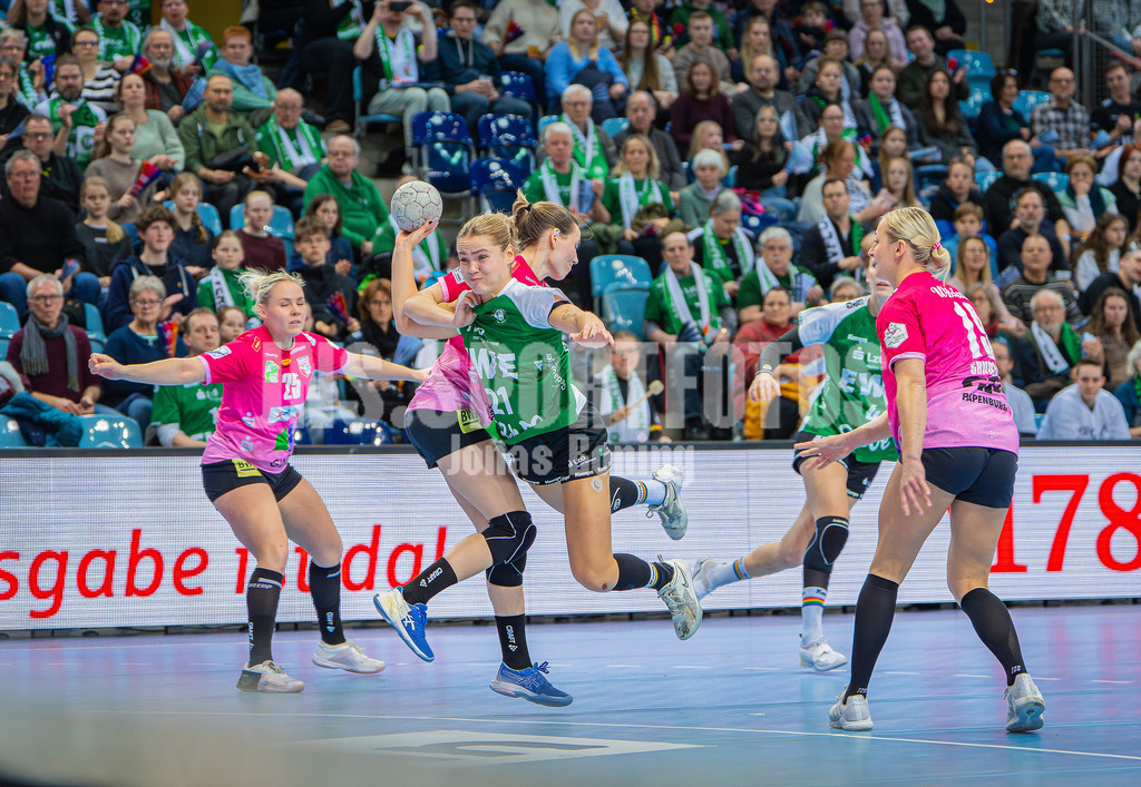 Handball I Frauen I Saison 2025-2026 I 1. HBF I 15. Spieltag I VFL Oldenburg - SV Union Halle-Neustadt 0020 | Joanna Granicka (21, VfL Oldenburg) mit Zug zum Tor - Realisiert mit Pictrs.com