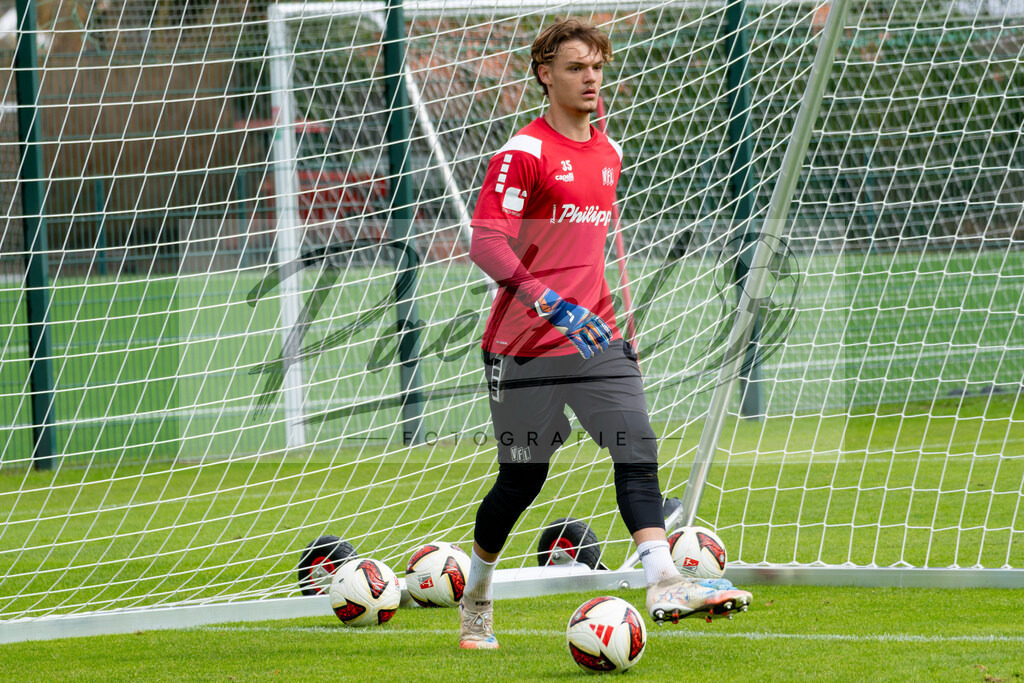 20260909_TRAOSN_0400 | Fußball, Herren: Torhüter Lowe Bjerlestam (VfL Osnabrück) in Aktion, am Ball, Einzelaktion beim Training des VfL Osnabrück am 09.09.2026 im Sportpark Illoshöhe in Osnabrück, Deutschland.(Foto von Nico Paetzel) - Realisiert mit Pictrs.com