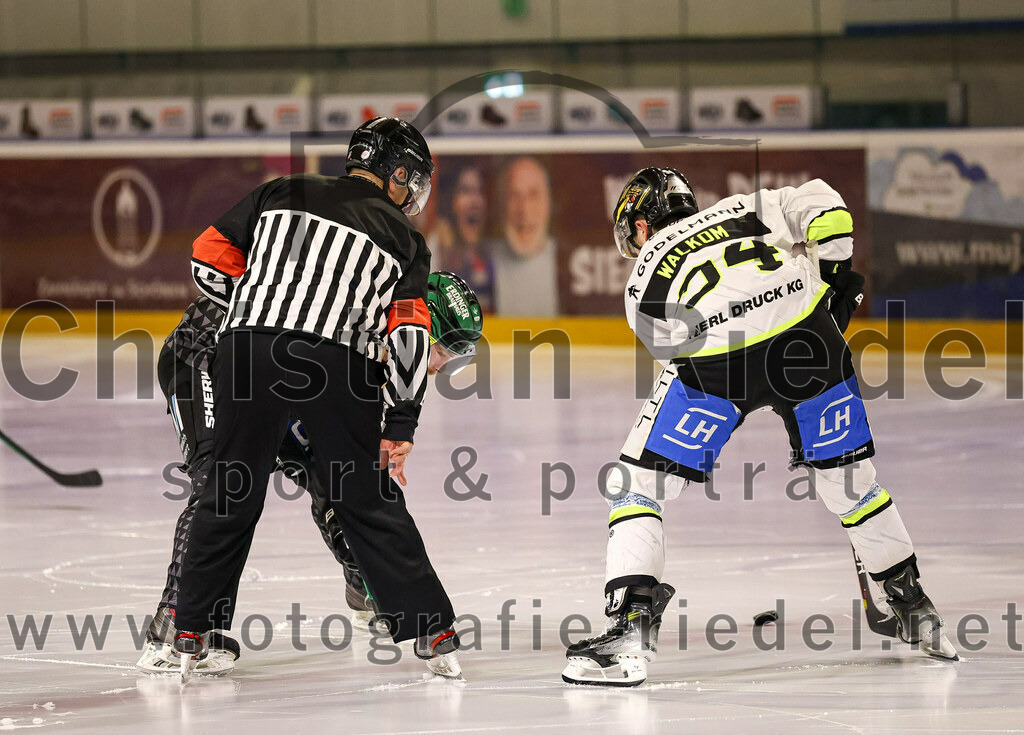 2024-03-01_009_TSV_Erding_gegen_ERSC_Amberg | Erding, Deutschland, 01.03.2024:
Eishockey, Bayernliga Playoffs 2023 / 2024, 5. Spieltag, TSV Erding gegen ERSC Amberg, Endergebnis: 9:0

Thomas Plihal (Erding Gladiators, #39), Brendan Walkom (ERSC Amberg, #94)

Foto: Christian Riedel / fotografie-riedel.net