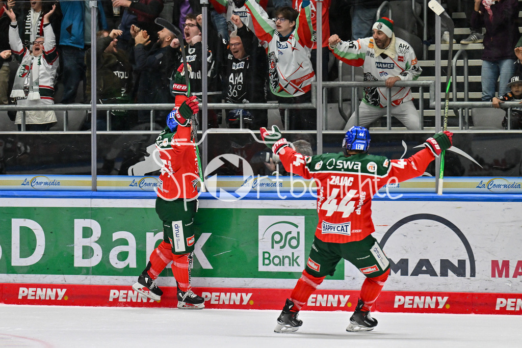 Augsburger Panther - Kölner Haie | Grenzenloser Jubel der Augsburger nach dem Siegtreffer zum 6-7 durch Jason BAST (Augsburger Panther #45) / Freude / Happy / Tor / Treffer / torschuetze / DEL: Augsburger Panther - Kölner Haie, Curt Frenzel Stadion am 29.09.2024