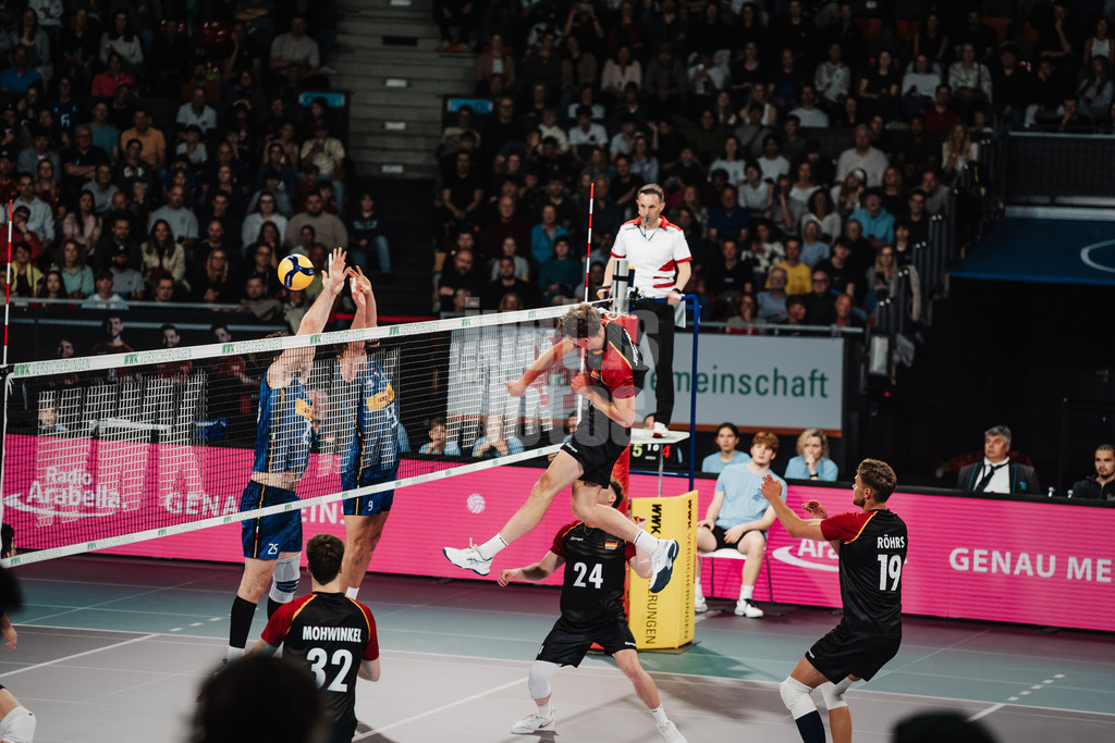 Volleyball | Männer | Testspiel | Deutschland vs. Italien | 26.05.2025 | Angriff von Joscha Kunstmann (#7, Deutschland)