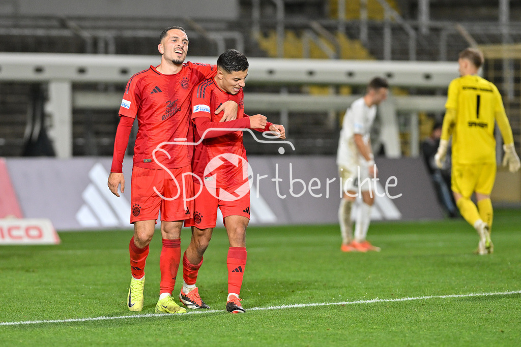 FC Bayern Amateure - TSV Schwaben Augsburg | Jubel der Bayern Amateure nach dem Treffer zum 3-0 durch Davide Dell´ERBA (FC Bayern München II #3) / Freude / Happy / Tor / Torschuetze / Regionalliga Bayern: FC Bayern Muenchen II - TSV Schwaben Augsburg, Gruenwalder Stadion am am 25.10.2024 / Arijon IBRAHIMOVIC (FC Bayern München II #10)