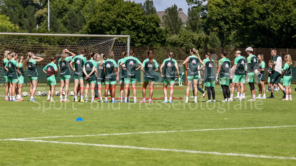 Fussball, Google Pixel Frauen-Bundesliga, Training SV Werder Bremen | Spielerinnen des SV Werder Bremen