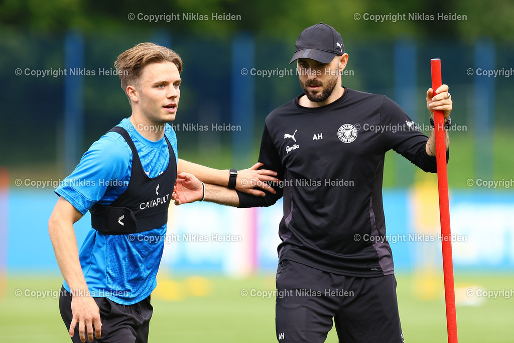 NH_HolsteinKiel_Training_29072025 | Alexander Hahn (Co-Trainer, Holstein Kiel) mit #10 Jonas Therkelsen.Fußball I Herren I Training I Saison 2025-2026 I Holstein Kiel I 29.07.2025 I Citti-Fußballpark