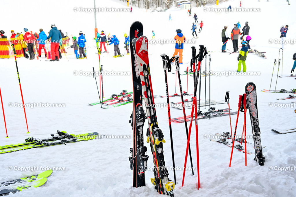 Hochficht_ Skigebiet_ Boehmerwald_ Saisonopening_ 08.12.2023-73 | 08.12.2023, Hochficht, AUT, Skigebiet Hochficht, Boehmerwald, Saisonopening 2023, im Bild Ski, Stoecke, Restaurant, Feature, Symbolbild, Piste, Sportler