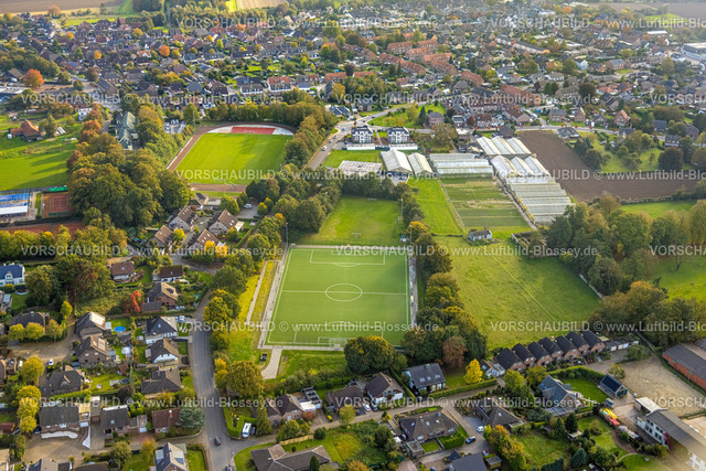 Uedem241014141 | Luftbild, Sportanlage Tönisstraße, Fußballstadion und Leichtathletikstadion Uedemer SV 1919 e.V., Gewächshäuser an der Bergstraße, Uedem, Niederrhein, Nordrhein-Westfalen, Deutschland