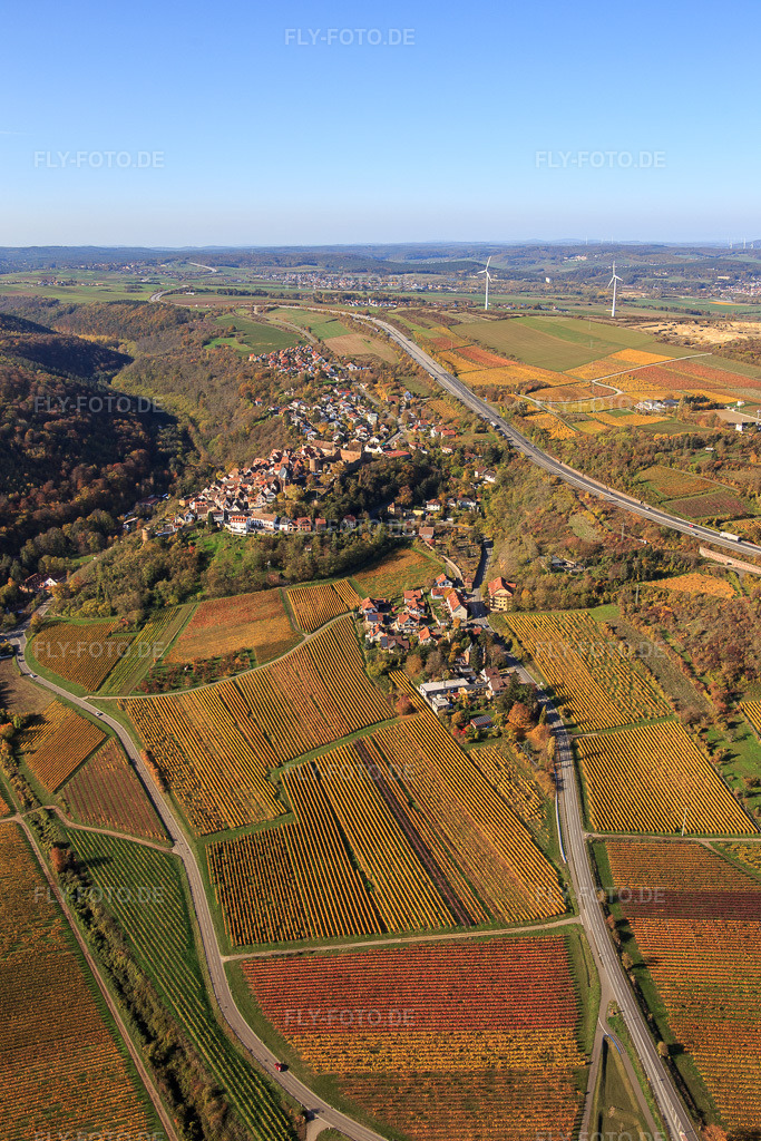 Luftbild: Ortsansicht von Osten vor der A6 zwischen herbstlich gefärbten Weinbergen in Neuleiningen im Bundesland Rheinland-Pfalz in Deutschland. Foto: IMG_123579.jpg vom 31.10.2020 durch Werner Riehm/FLY-FOTO.de