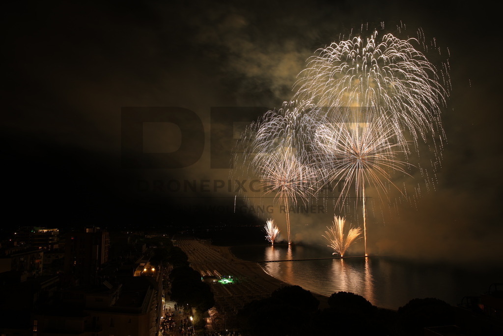 Ferragosto Fireworks in Grado, Italy | GRADO, ITALY, 15.AUG.26 - FIREWORKS - Ferragosto fireworks over the Adriatic Sea in Grado, Italy. Colorful fireworks light up the night sky above the beach, coastline and waterfront during the traditional summer celebration. - Realisiert mit Pictrs.com