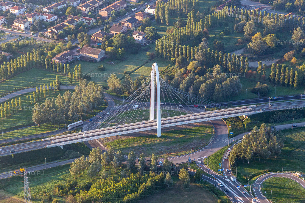 Vue aérienne: Pont Sud de Vela di Calatrava à Reggio nell’Emilia dans le département Reggio Emilia, Italie. Photo: IMG_134817.jpg prise le 20/09/2022 par Werner Riehm/FLY-FOTO.eu – Résolution de l'original: 5472 x 3648 px – TURISMO.COMUNE.RE.IT