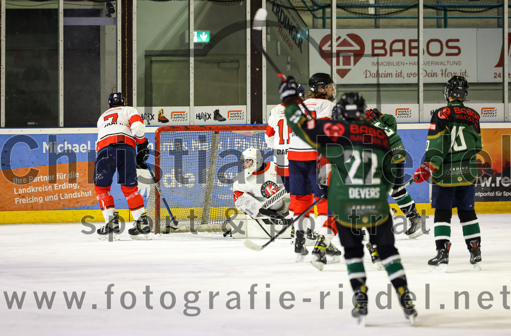 2022-12-04_100_TSV_Erding_gegen_EHC_Klostersee | Erding, Deutschland, 04.12.2022:
Eishockey, Bayernliga U17 2022 / 2023, 11. Spieltag, TSV Erding gegen EHC Klostersee, Endergebnis: 3:5

Benno Golanski (EHC Klostersee, #7), Torwart Robin Merwald (EHC Klostersee, #1), Jakob Devers (Erding Gladiators, #22), Alexander Glanz (Erding Gladiators, #10)

Foto: Christian Riedel / fotografie-riedel.net