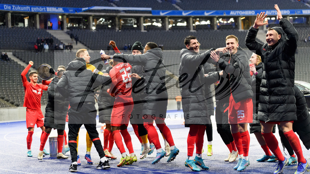 BSCRBL20220220_109 | Fussball, Herren: . Spieler von RB Leipzig Schlussjubel, jubelt nach dem 1:6 Sieg bei dem Spiel der 1. Bundesliga zwischen Hertha BSC und RB Leipzig im Olypiastadion am 20.02.2022 in Berlin, Deutschland.DFB / DFL REGULATIONS PROHIBIT ANY USE OF PHOTOGRAPHS AS IMAGE SEQUENCES AND/OR QUASI-VIDEO. - Realisiert mit Pictrs.com