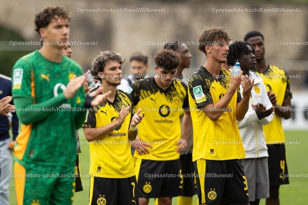 xkwi17082501055 | 17.08.2025, xkwix, Fußball, Regionalliga West, BBorussia Dortmund U23 - Wuppertaler SV, Stadion Rote Erde: Klatschende Dortmunder