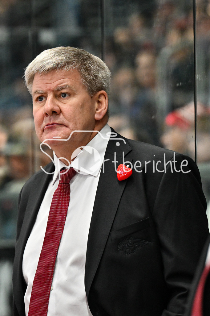 Augsburger Panther - ERC Ingolstadt | AUGSBURG, GERMANY - 12. DECEMBER: im Bild Bill PETERS Trainer Augsburger Panther / Einzelfoto / Freisteller während dem Match zwischen den Augsburger Panthern und dem ERC Ingolstadt am 27. Spieltag der Penny DEL im Curt Frenzel Stadion