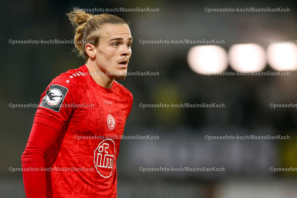 RWE3Liga25092402108 | 25.09.2024, Essen, Fußball,  Rot-Weiss Essen – Borussia Dortmund II (U23), bwin 3. Liga Herren, Stadion an der Hafenstraße, 7. Spieltag Saison 2024 2025: Tom Moustier (RWE #28) DFB regulations prohibit any use of photographs as image sequences and or quasi-video.