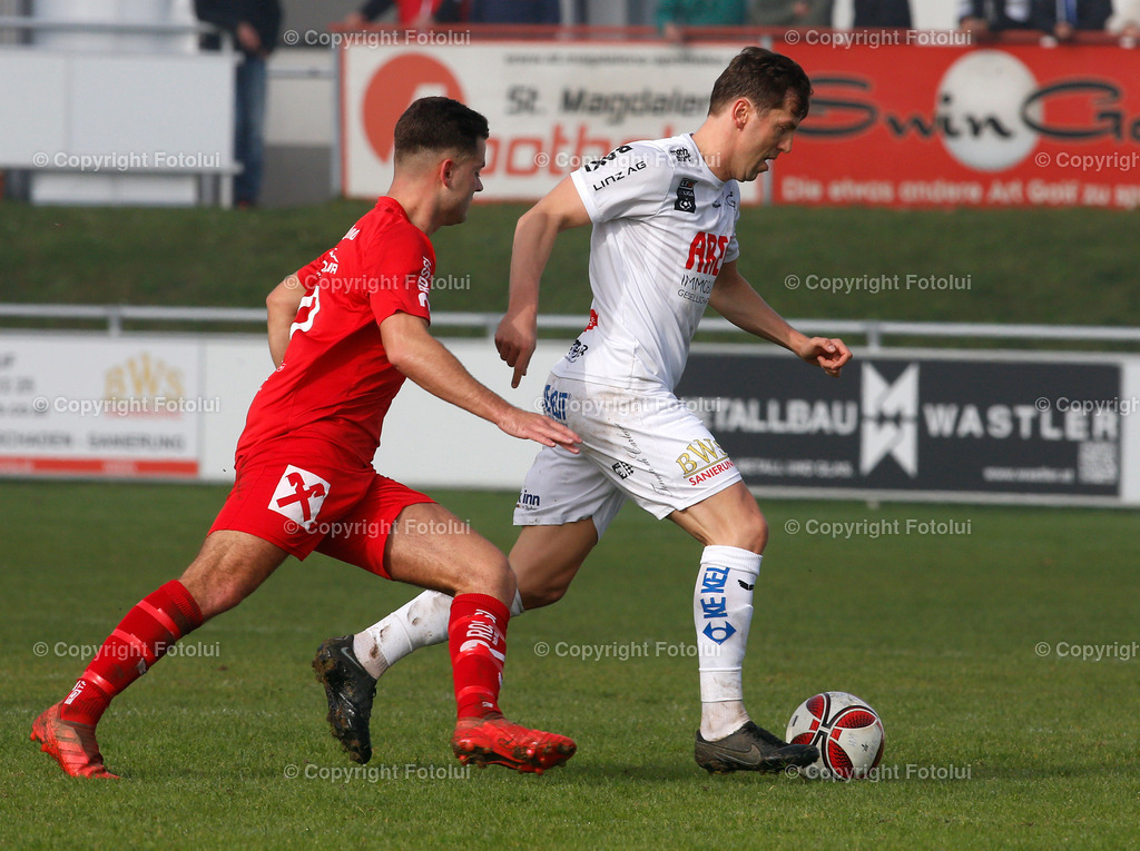 A_LUI_301022_11 | SPORT FUSSBALL LANDESLIGA OST ST.MAGDALENA-DONAU LINZ 30.OKT.2022 IM BILD: PASCAL DOCHNAL (MAGDALENA) UND ROMAN HINTERSTEINER (DONAU) FOTO:FOTOLUI