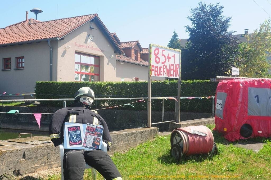 Geißmannsdorf-2026-Ortsbilder-103 | Geißmannsdorf bei Bischofswerda im Sommer 2026. Ein fotografischer Streifzug durch das Dorf Geißmannsdorf, mit Gebäuden, Straßen, Strohpuppen und geschmückten Vorgärten und Grundstücken anlässlich der 800-Jahr-Feier von Geißmannsdorf im Juni 2026 - Realisiert mit Pictrs.com