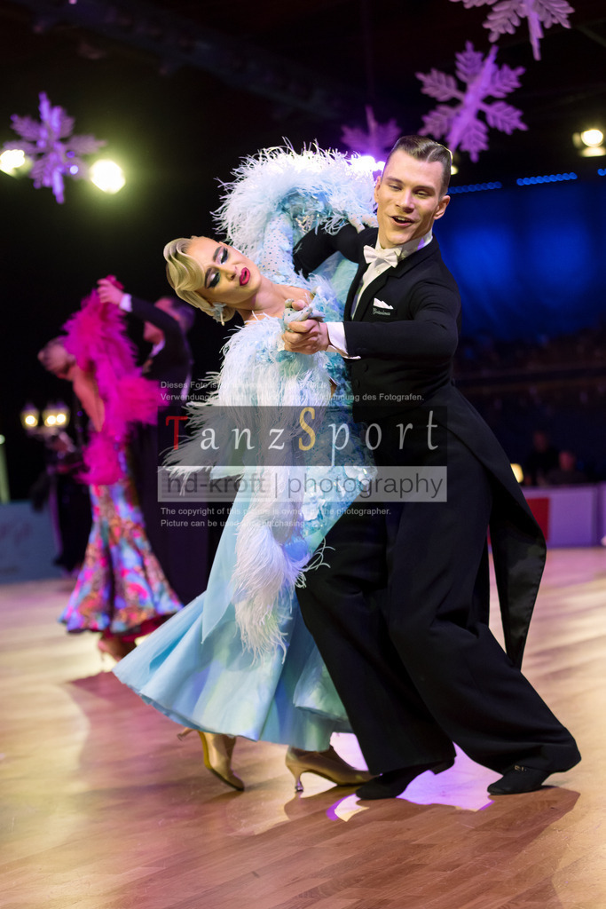 20241215_WDSF_Int_Open_Std-Riga-9583 | Tanzsportbilder, Standardtanz, Lateintanz, WDSF, DTV, LTVB, dancecomp, goc, hessen tanzt, blaues band der spree, walzer, tango, wiener walzer, slowfox, quickstepp, samba, rumba, cha-cha-cha, paso doble. jive, hd-kroft photography, turniertanzsport