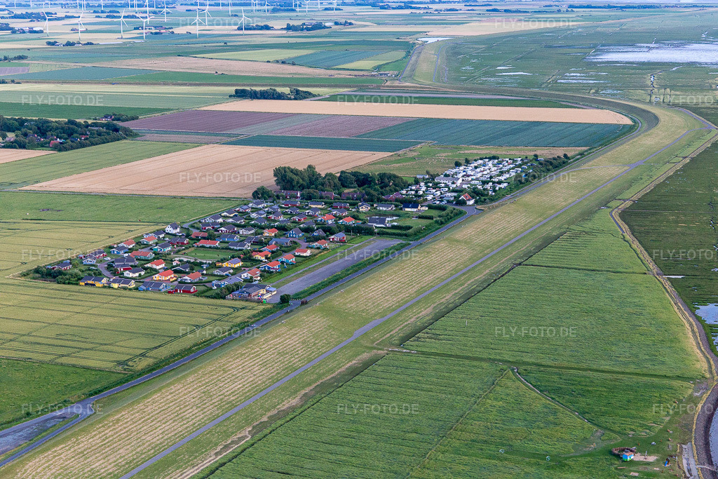 Luftbild: Ferienhaussiedlung und Camping Wesselburenerkoog in Wesselburenerkoog im Bundesland Schleswig-Holstein in Deutschland. Foto: IMG_007886.jpg vom 08.07.2020 durch Werner Riehm/FLY-FOTO.de