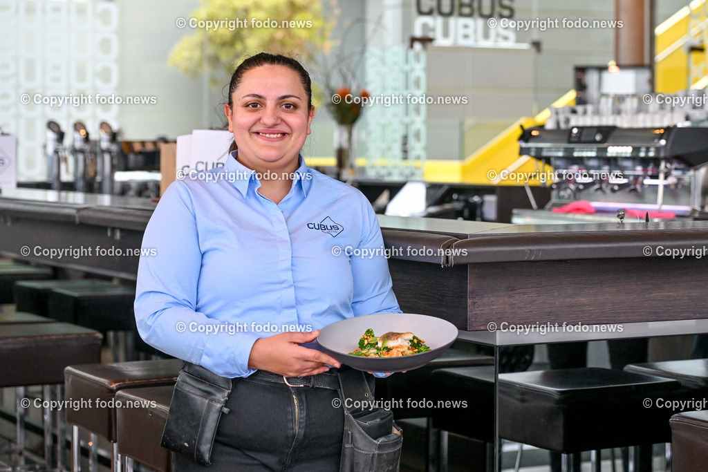 Cubus Restaurant_ 23.02.2024-5 | 23.02.2024, Linz, AUT, AEC, Cubus im Bild  Sandra (Kellnerin) mit Heilbutt auf Fregola Sarda, Mandelbrokkoli und Sauce Hollondaise