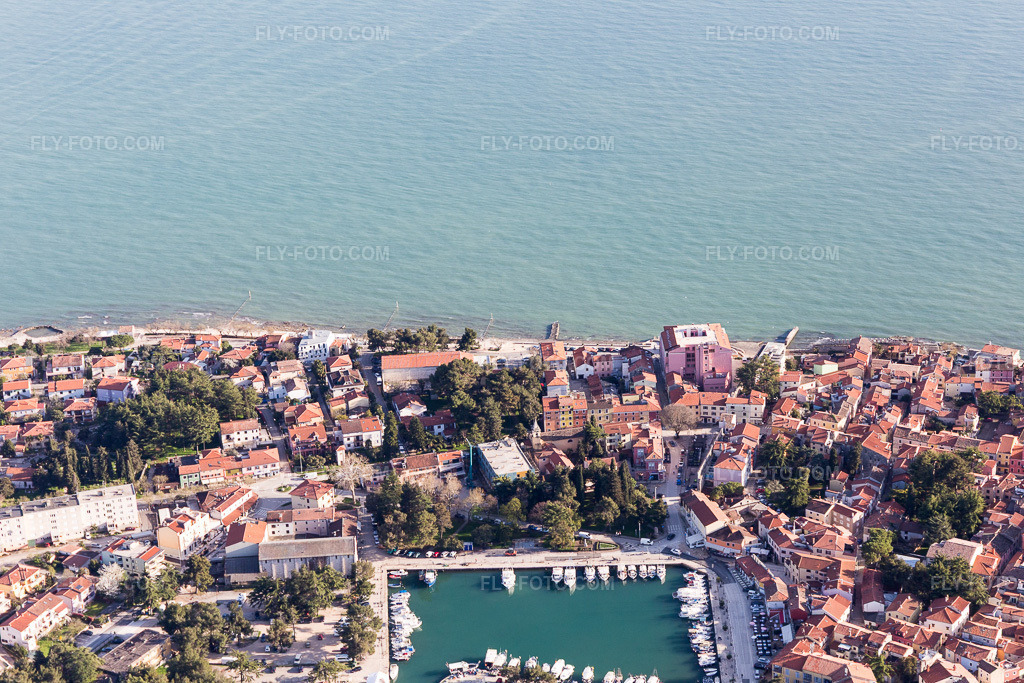 Aerial view: View of the town in Karpinjan in the state Gespanschaft Istrien, Croatia. – Photo: IMG_106085.jpg taken on 04/13/2018 by Werner Riehm/FLY-FOTO.com – Resolution of the original: 5472 x 3648 px