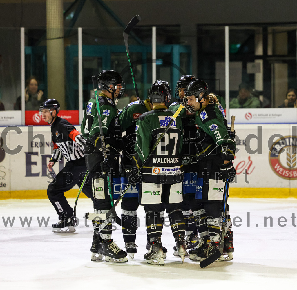 2023-02-19_089_TSV_Erding_gegen_VfE_Ulm-Neu-Ulm | Erding, Deutschland, 19.02.2023:
Eishockey, Bayernliga Meisterrunde Gruppe B 2022 / 2023, 5. Spieltag, TSV Erding gegen VfE Ulm/Neu-Ulm, Endergebnis: 

Simon Franz (Erding Gladiators, #4), Mark Waldhausen (Erding Gladiators, #27), Michael Franz (Erding Gladiators, #13)

Foto: Christian Riedel / fotografie-riedel.net