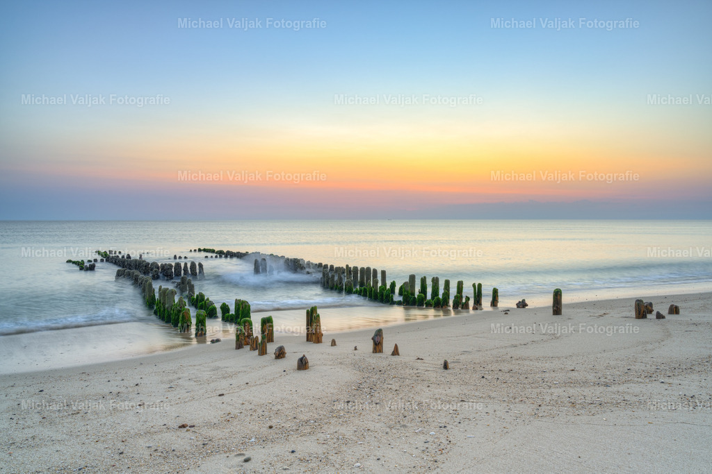 Buhne bei Rantum auf Sylt | Am Strand bei Rantum auf Sylt ragt diese alte Holzbuhne aus der Nordsee. Bei Niedrigwasser ist sie besonders gut zu sehen.  - Realisiert mit Pictrs.com