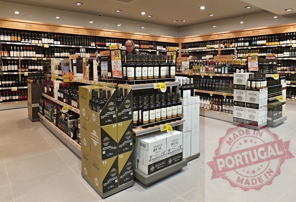 Man shopping for wine in modern liquor store | Man browsing bottle shelves filled with various wines and spirits in a retail store - Realisiert mit Pictrs.com