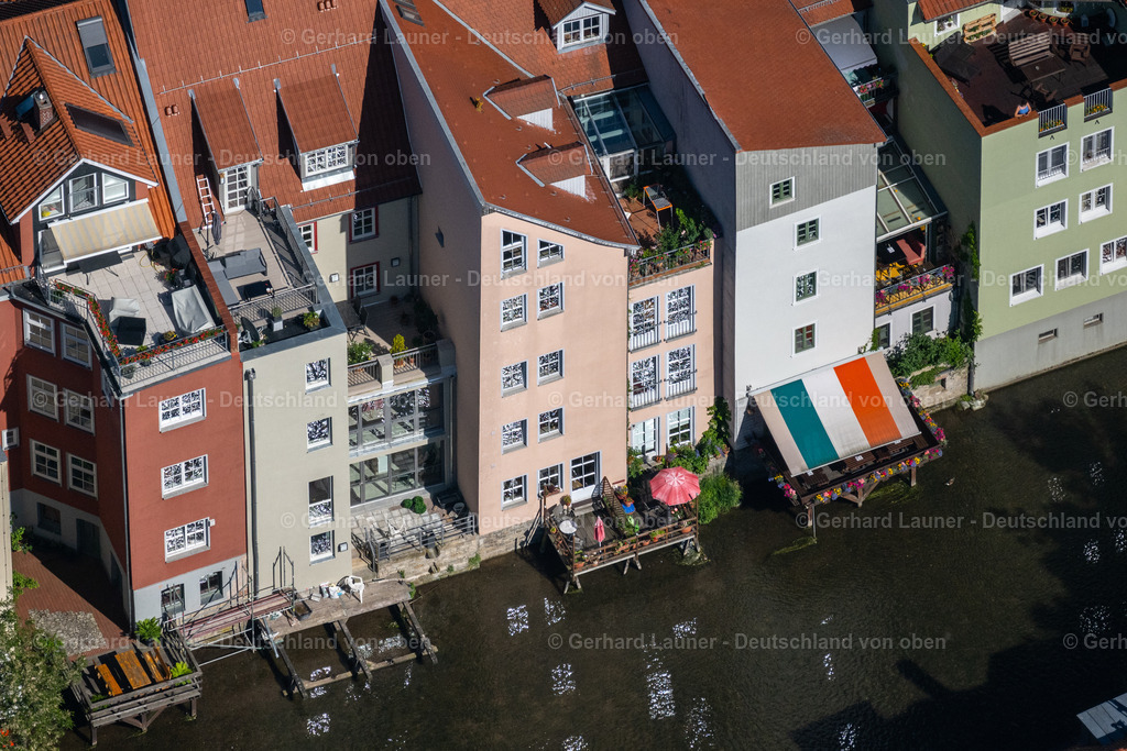 4046116 | ERFURT 14.06.2021 Wohngebiet einer Mehrfamilienhaussiedlung am Ufer- und Flußverlauf der Gera im Ortsteil Altstadt in Erfurt im Bundesland Thüringen, Deutschland. // Residential area of a multi-family house settlement on the bank and river of Gera in the district Altstadt in Erfurt in the state Thuringia, Germany. Foto: Gerhard Launer