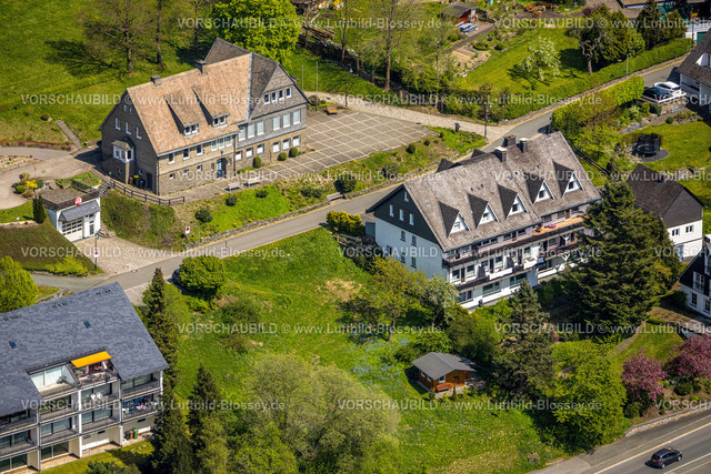 Schmallenberg240505689 | Luftbild, ehemals Landhaus Nordenau Sonnepfad 1a, jetzt Flüchtlingsunterkunft, Alte Dorfschule Sonnenpfad 2, Nordenau, Schmallenberg, Sauerland, Nordrhein-Westfalen, Deutschland