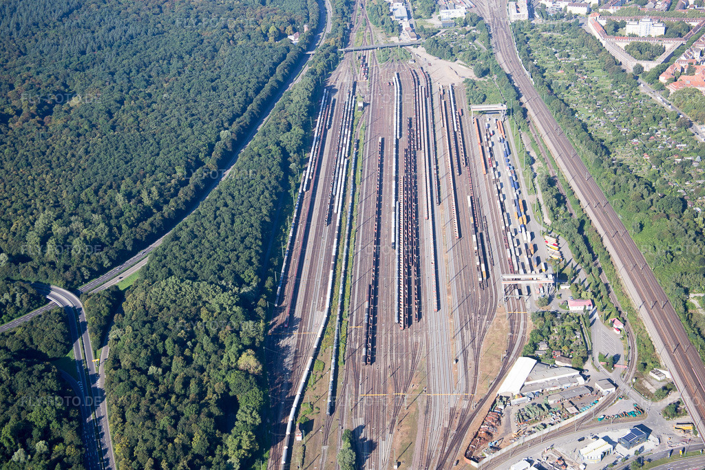 Luftbild: Karlsruhe Güterbahnhof im Ortsteil Südstadt in Karlsruhe im Bundesland Baden-Württemberg in Deutschland. Foto: IMG_093027.jpg vom 13.08.2016 durch Werner Riehm/FLY-FOTO.de