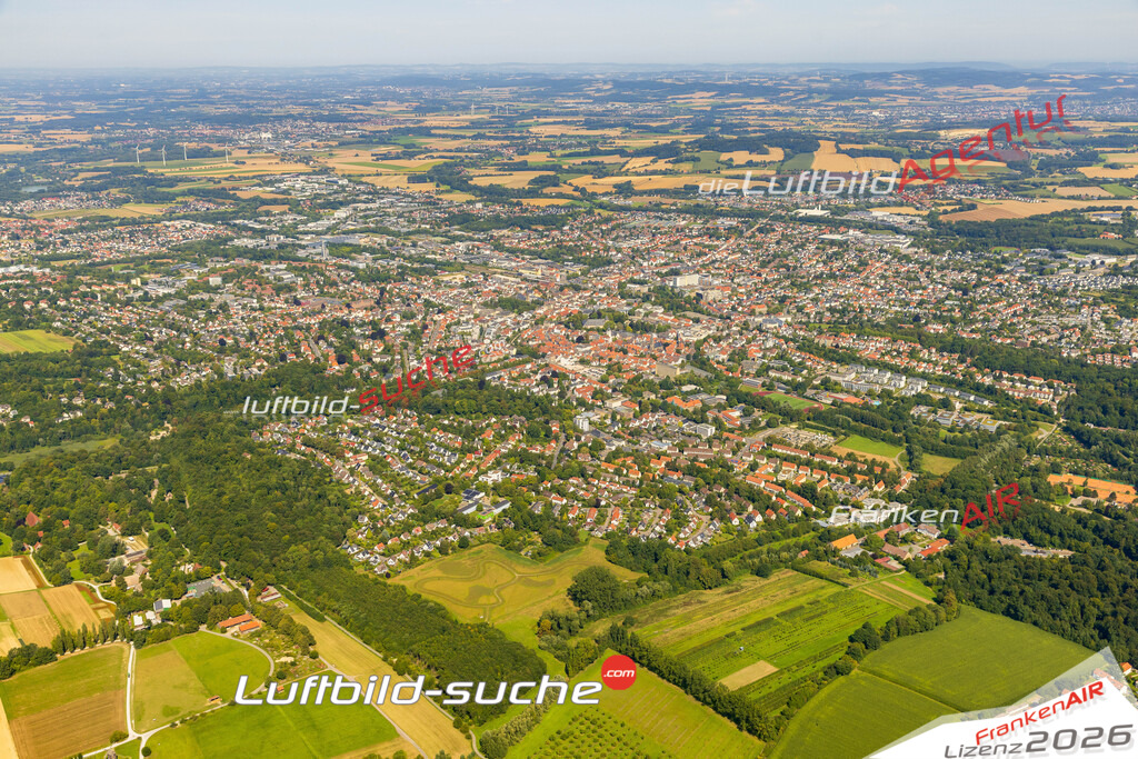 Luftbild der Stadt Detmold - Die Luftaufnahme wurde 2025 vom UL-Flugzeug heraus erstellt ( keine Drohne ) - Hochauflösende Luftaufnahme - für professionelle Ausdrucke geeignet. Die Geschenkidee !Hier alle&nbsp;Infos zur Lizenzierung der LuftaufnahmeWir fliegen auch dieses Jahr wieder in Ihre Region um Luftbilder zu erstellen.- Luftbild anfragen