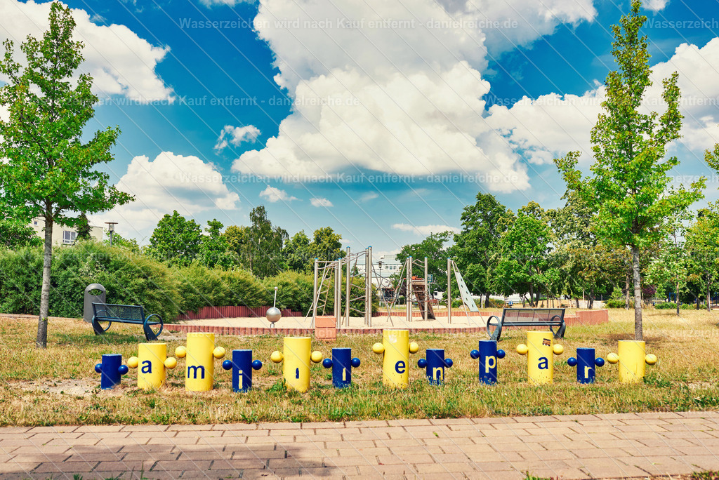 Hoyerswerda-Neustadt im Sommer 2023 - Dietrich-Bonhoeffer-Straße Stadtzentrum Spielplatz Neustadt | Hoyerswerda-Neustadt im Sommer 2023 - Dietrich-Bonhoeffer-Straße Stadtzentrum Spielplatz Neustadt - Realisiert mit Pictrs.com