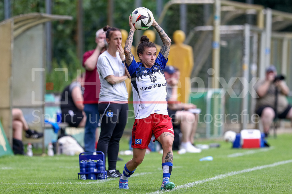 Fussball, Testspiel Frauen, Hamburger SV - Holstein Kiel | Debora Vinci (Hamburger SV, 4) beim Einwurf, Aktion, Action, Spielszene