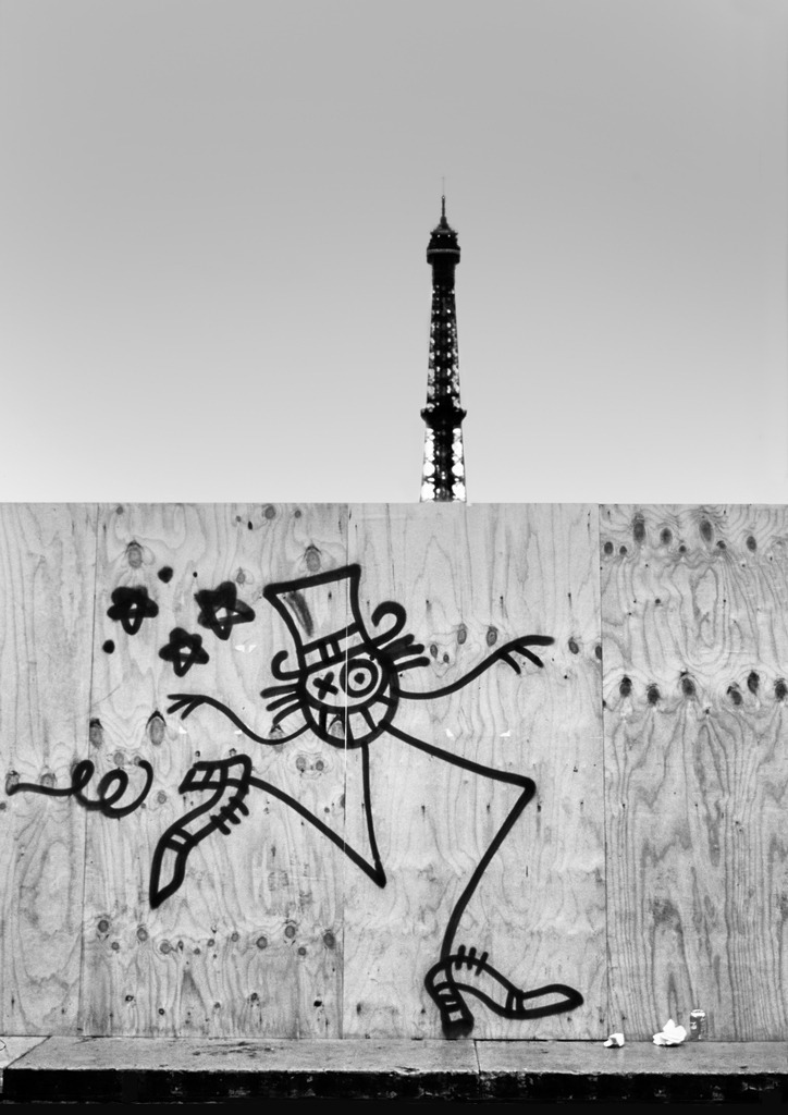 Paris_Street_1999sw_24281a | Graffiti auf Bauzaun, Eifelturm dahinter