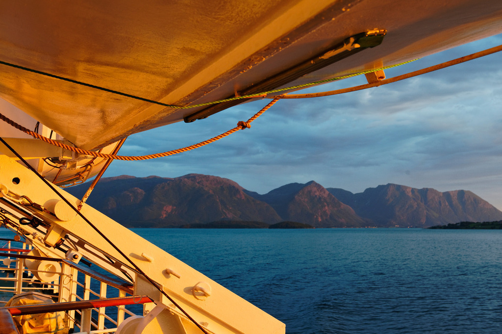 Sonnenuntergang auf der MS Lofoten | , Norwegen - July 16, 2011: Urlaubsreise in Norwegen; Sonnenuntergang auf der MS Lofoten - Realisiert mit Pictrs.com