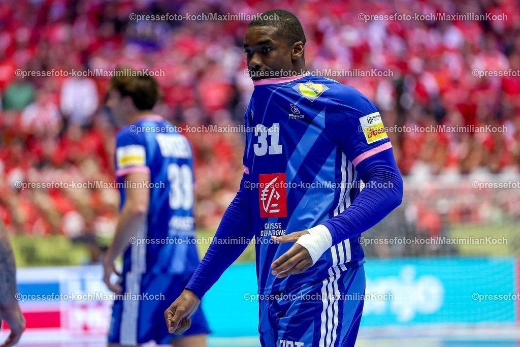EHF22012603035 | 22.01.2026, Handball, Men's EHF EURO 2026, Frankreich - Dänemark, Jyske Bank Boxen in Herning, Dänemark, Main Round:  Dylan Nahi (France #31) enttäuscht Enttäuschung 